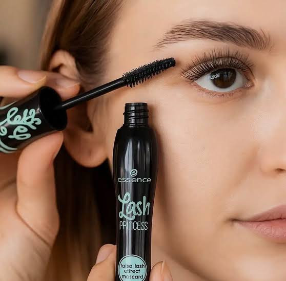 ریمیل اسنس (essence) حجم دهنده و بلند کننده Lash Princes سبز